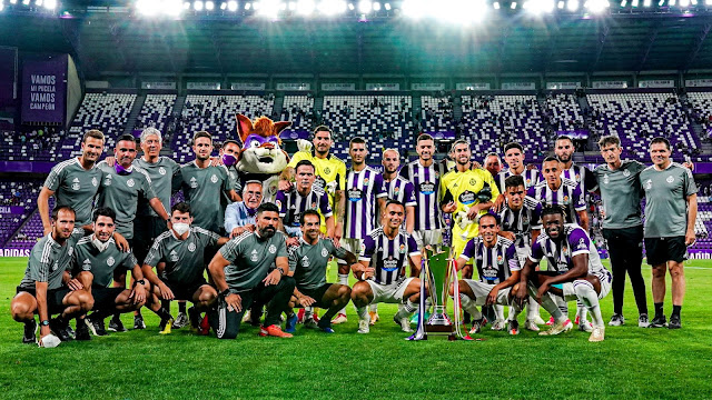 REAL VALLADOLID C. F. Temporada 2021-22. Jugadores y cuerpo técnico del Real Valladolid festejan la consecución de la 47ª edición del Trofeo Ciudad de Valladolid. Es la 25ª ocasión en que el Valladolid consigue ganar su Trofeo. REAL VALLADOLID C. F. 3 (Lucas Olaza, Shon Weissman, Toni Villa) RAYO VALLECANO DE MADRID 1 (Mario Suárez). 04/08/2021. XLVII Trofeo Ciudad de Valladolid. Valladolid, España, estadio José Zorrilla.