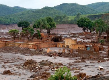 Três semanas após acidente com barragens, Samarco não pagou auxílio a famílias