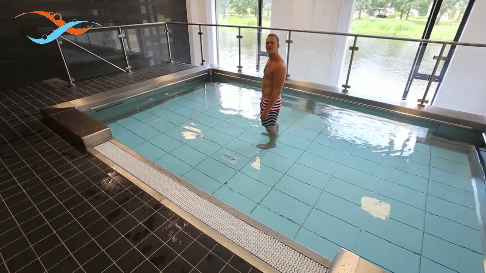  kolam  renang  indoor dengan pinggiran dari kaca  dan tidak 