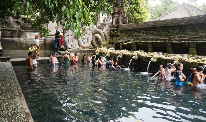 tirta empul temple bathing