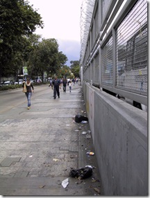 Entrada de la parroquia acera UCV 4