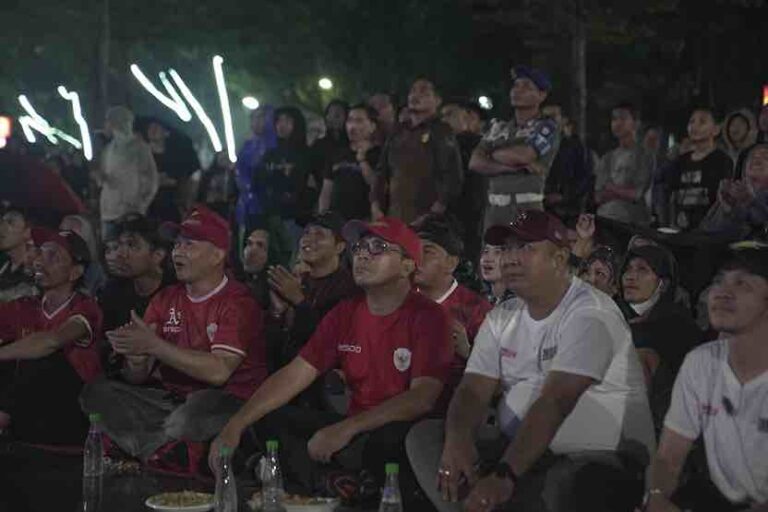 120 Gerobak Pisang Epe Tersebar di Empat Titik Temani Masyarakat Nobar Indonesia VS Irak