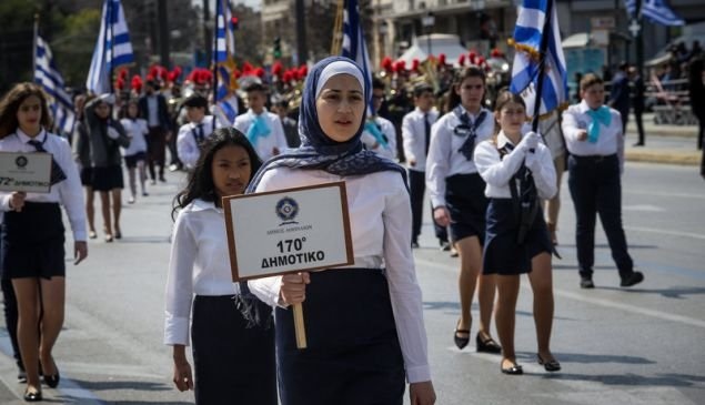 Πού είσαι Κολοκοτρώνη να δεις την Ελλάδα του 2019 και τις ισλαμικές μαντίλες να παρελαύνουν... (φωτό, βίντεο)