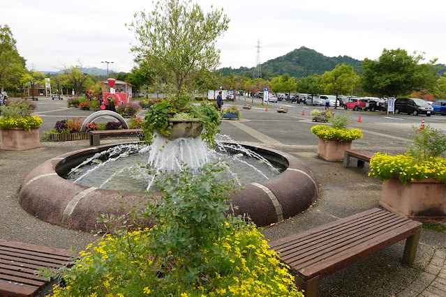 鳥取県西伯郡南部町鶴田　とっとり花回廊　ゲート前展示