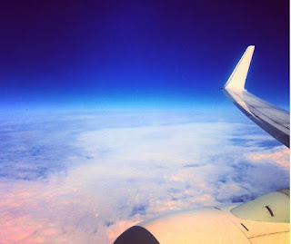 avión sobre nubes