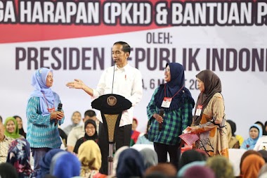 Salurkan PKH di Blok M, Presiden: Ke Depan Kita Punya 1 Kartu Lagi