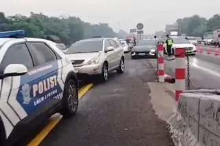 Officers implement contraflow on the Japek Toll Road during the long holiday return flow