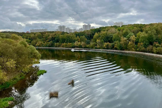 вид с Крылатского моста, Москва-река, парк Фили / Суворовский парк