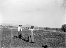 Damas jugando al golf 1907