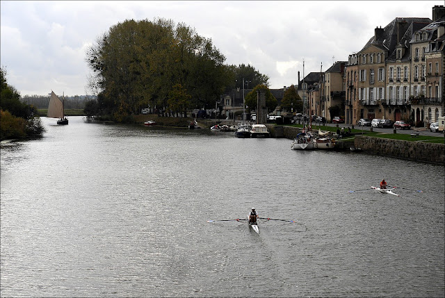 De vieux gréements sur la Vilaine, accompagnés par d'autres rameurs