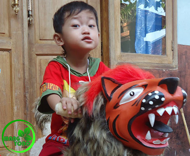 FOTO : Anak bontot admin "Gigin" Naik sisingaan mini