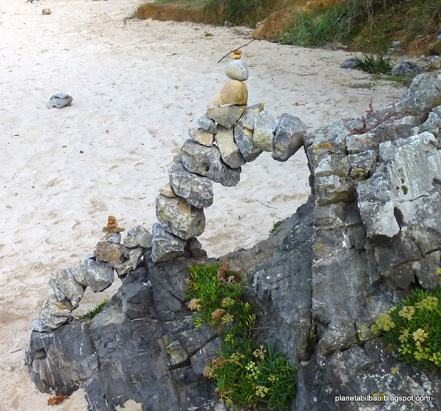 piedras en equilibrio, playa de Toronda, Asturias, arbotante, land art, stone balanced, plante Bilbao