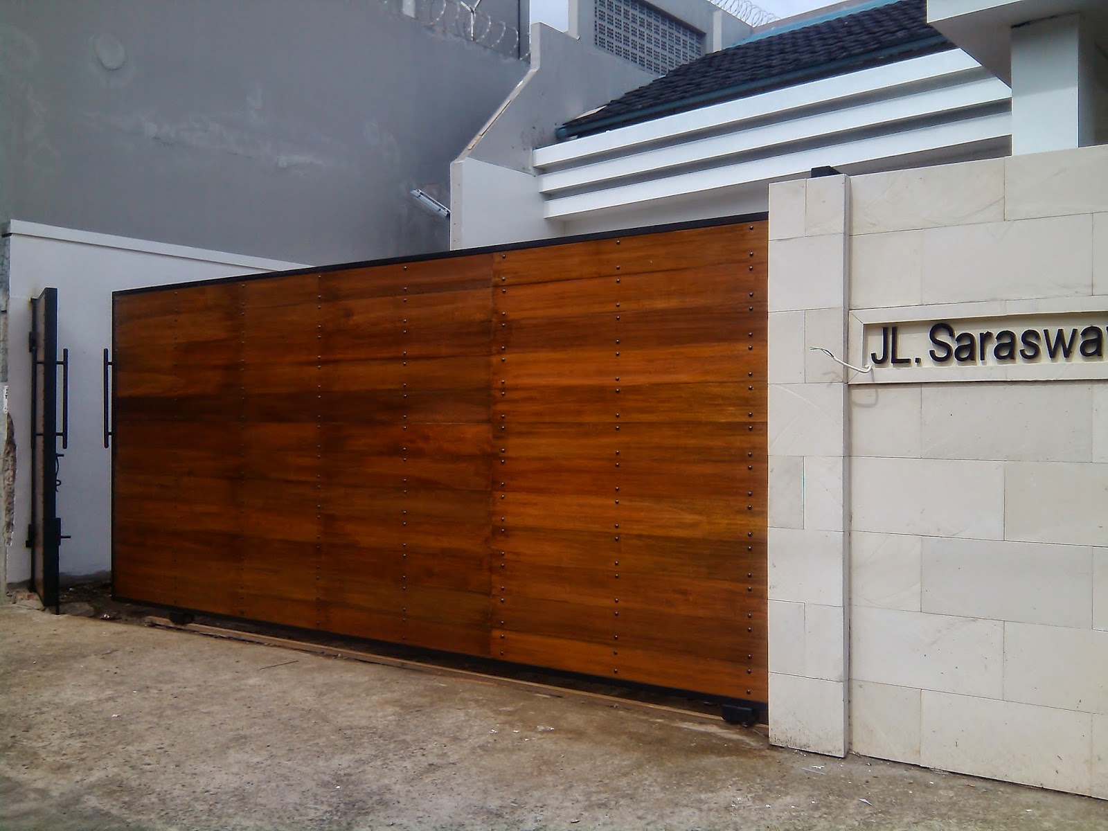 Pintu  rangka besi  kombinasi kayu  kamper pemasangan di cipete Bengkel Las Listrik Jakarta Depok 