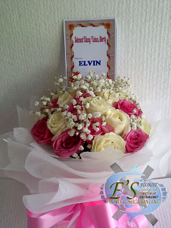 Hand bouquet mawar pink dan putih plus baby breath