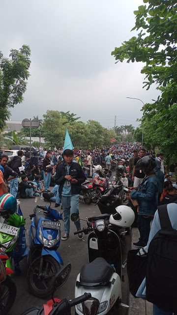 Aksi unjuk rasa menuntut kenaikan UMK di bekasi 23 November 2023 aliansi BBM dan Aspek Indonesia SPLLI