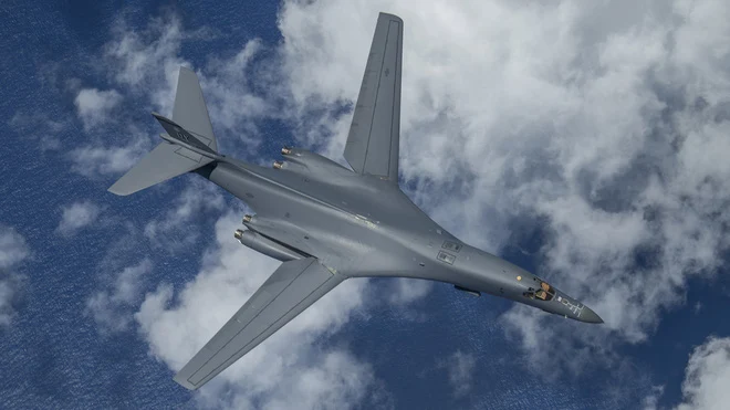 Vì sao Nga phải cần tới 3 tiêm kích Su-35 để đánh chặn máy bay ném bom B-1B Lancer của Mỹ?
