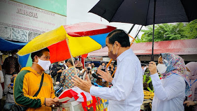 Di Pasar Angso Duo Jambi, Presiden Jokowi Tanya, Uang Rp 300 Ribu Buat Beli Apa, Minyak Goreng Pak