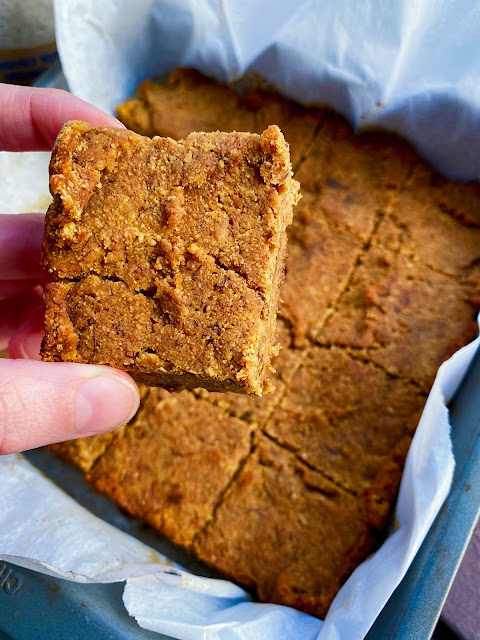 AD: If you love #pumpkinbread and #bananabread, you'll go crazy for my #vegan pumpkin banana bread bars! Soft, fudgy, #glutenfree and #paleo!