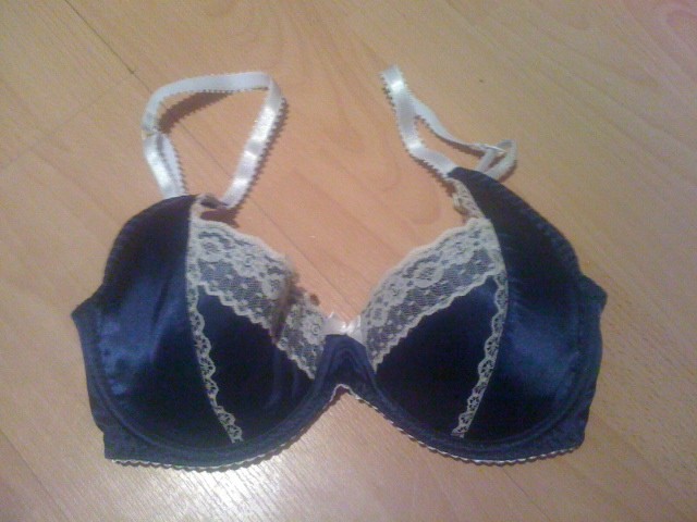 26 55 band Blue Loren bra by Nikki Hesford