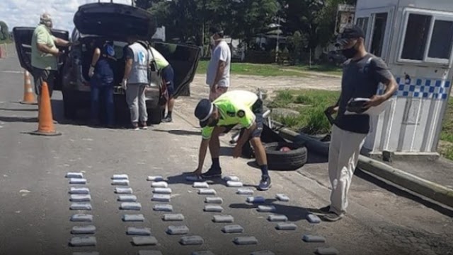 LA PAZ: Un policía federal llevaba un millonario contrabando de celulares