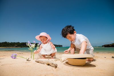 海で遊ぶ子供