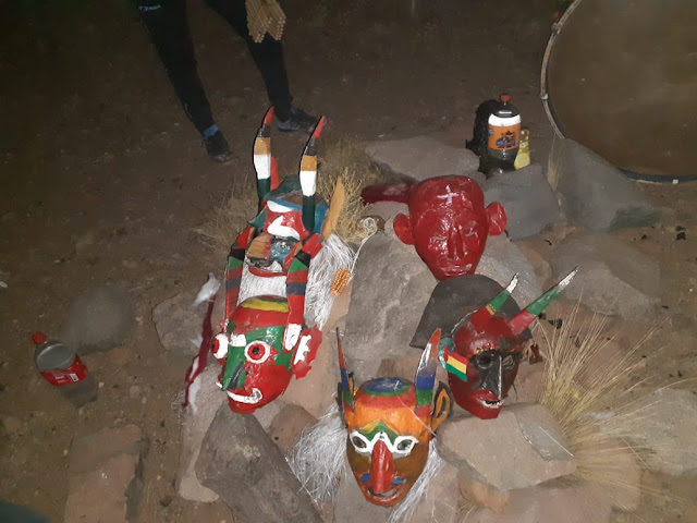 Das sind die fünf verschiedenen Teufelsmasken in Esmoraca Bolivien. Jede repräsentiert einen anderen Tio... Teufel. Anfang August sind die Teufels-Wochen die dann endgültig Mitte August vertrieben werden. So sind eben die Gebräuche der Berge.