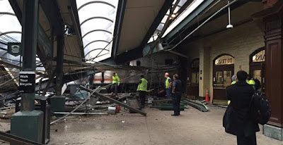 Τουλάχιστον 3 νεκροί και 100 τραυματίες από πρόσκρουση τρένου σε σταθμό του....(ΦΩΤΟ & ΒΙΝΤΕΟ)