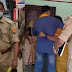 बलिया : मुख्य आरोपी धीरेंद्र सिंह को कस्टडी में लेकर उसके घर पहुंची पुलिस, असलहे की तलाश
