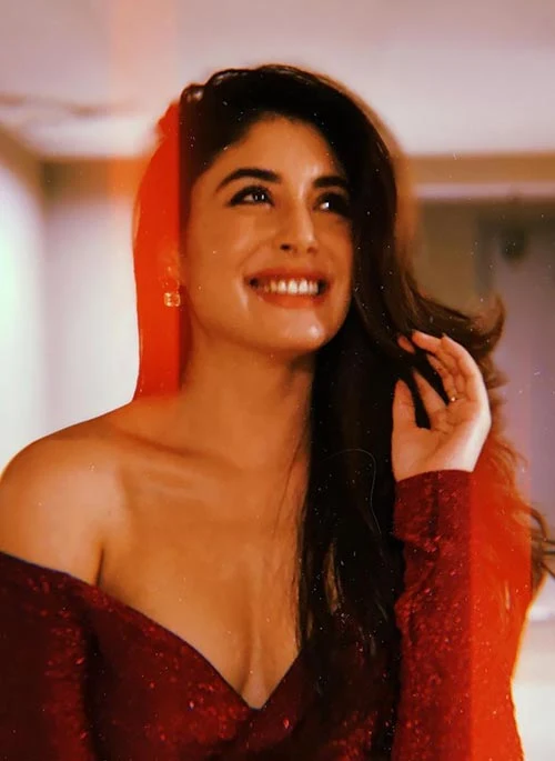 Kritika Kamra cleavage hot actress