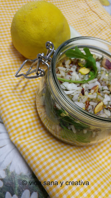 ensalada de arroz, judías verdes y rúcula con pistachos