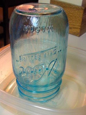 want to make some of these homemade blue mason jars from Bridal Buzz