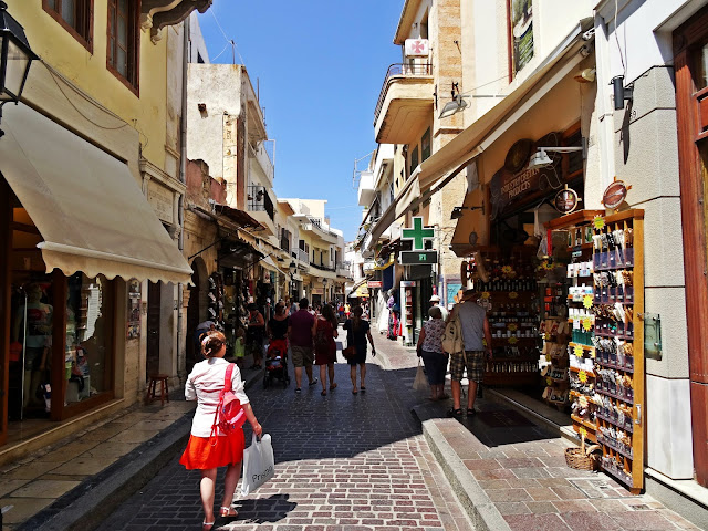 wąskie uliczki na Krecie w Rethymno