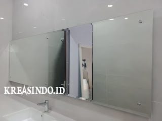 Memasang Kaca Cermin untuk Kamar Mandi pesanan Bu Liliana di Sentul City Bogor