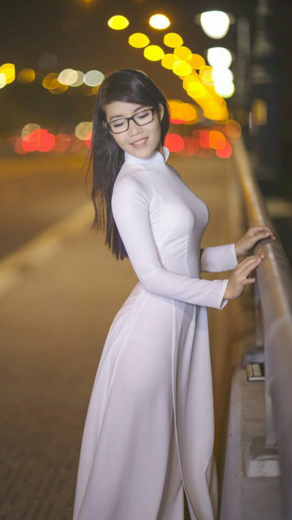 Thiếu nữ áo dài trắng, mắt kính