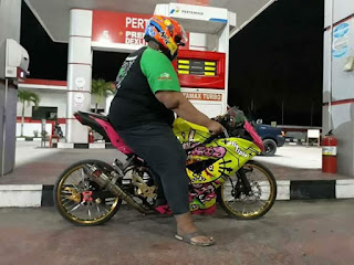 Viral Foto Biker Super Obesitas Naik Motor Pakai Ban Cacing