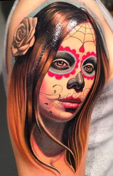 vemos una chica con un tatuaje en su brazo