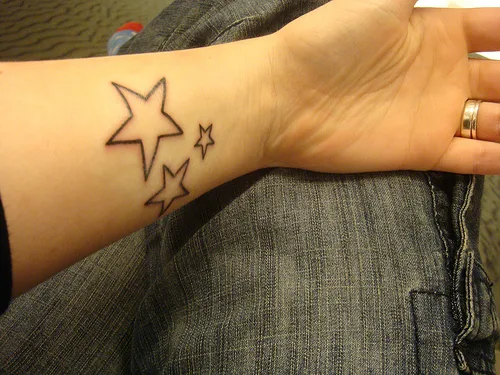 Tatuajes de tres estrellas para chicas