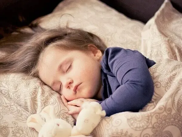 すやすや眠る女の子