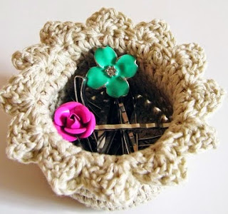http://chabepatterns.com/free-patterns-patrones-gratis/home-hogar/crochet-jewelry-box-joyero-a-ganchillo/