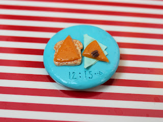 Значок ручной работы "12:15 cheese bite" можно купить на vk.com/picktopin