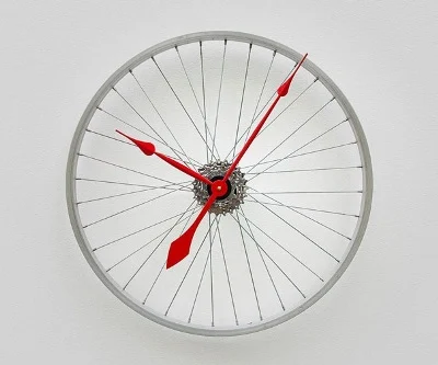 Buat jam dinding dari roda sepeda bekas