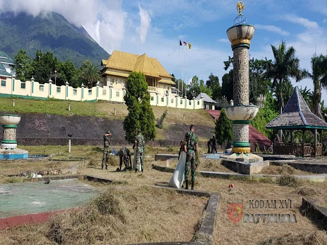 Anggota TNI Gelar Karya Bakti Lingkungan di Kedaton Kesultanan Ternate