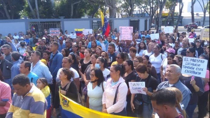 Continúan las protestas del sector educación