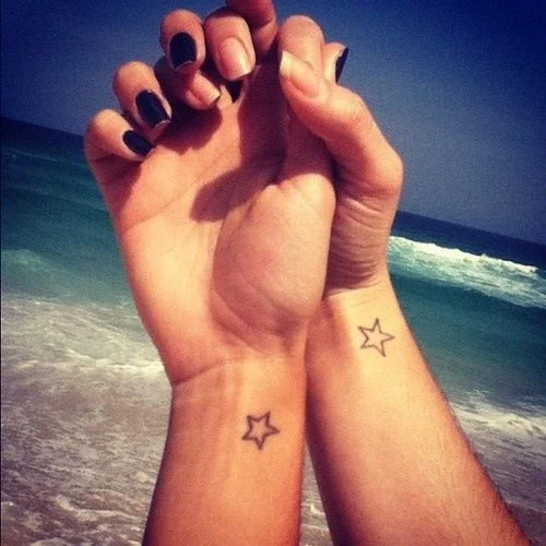 Tatuaje de pareja con estrellas