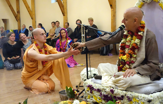 Sankarshan Das Devotees Receive Initiation