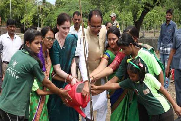 मुख्यमंत्री श्री चौहान ने स्मार्ट सिटी उद्यान में किया पौध-रोपण