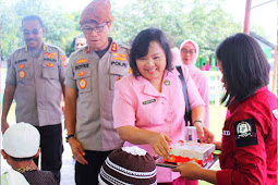 Royke Lumowa dan Swanly Lumowa Berbagi Kasih Bersama Warga Wamsait