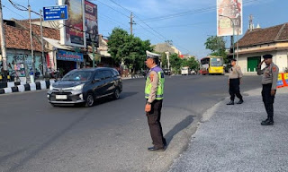 Polsek Ngampilan Gelar Pos Pagi Pengaturan Lalu Lintas di Simpang Empat Brantan