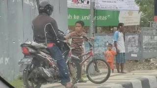 Aksi Daffa menghadang di trotoar/Foto: Media Sosial