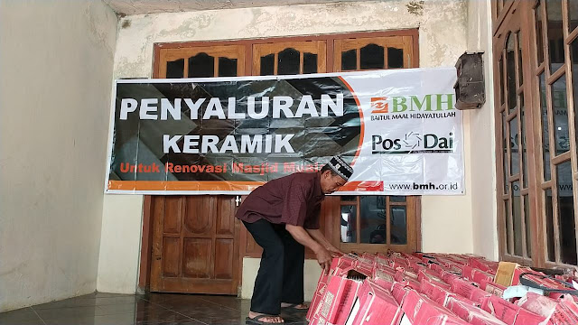 Renovasi Masjid Mualaf Banyuurip Berlanjut, BMH Serahkan Keramik